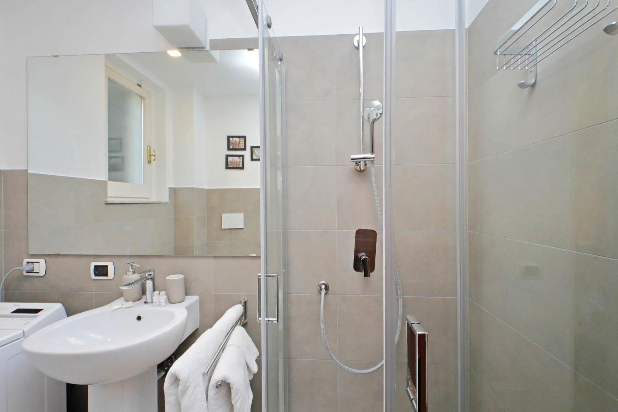 Ych-Comfortable 2 Bedrooms Flat Near Colosseum Рим Екстериор снимка